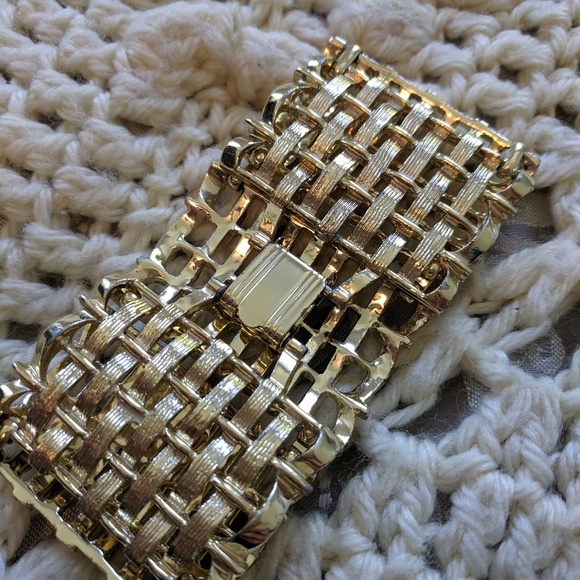 Vintage Gold Tone statement bracelet buckle clasp - Picture 3 of 8